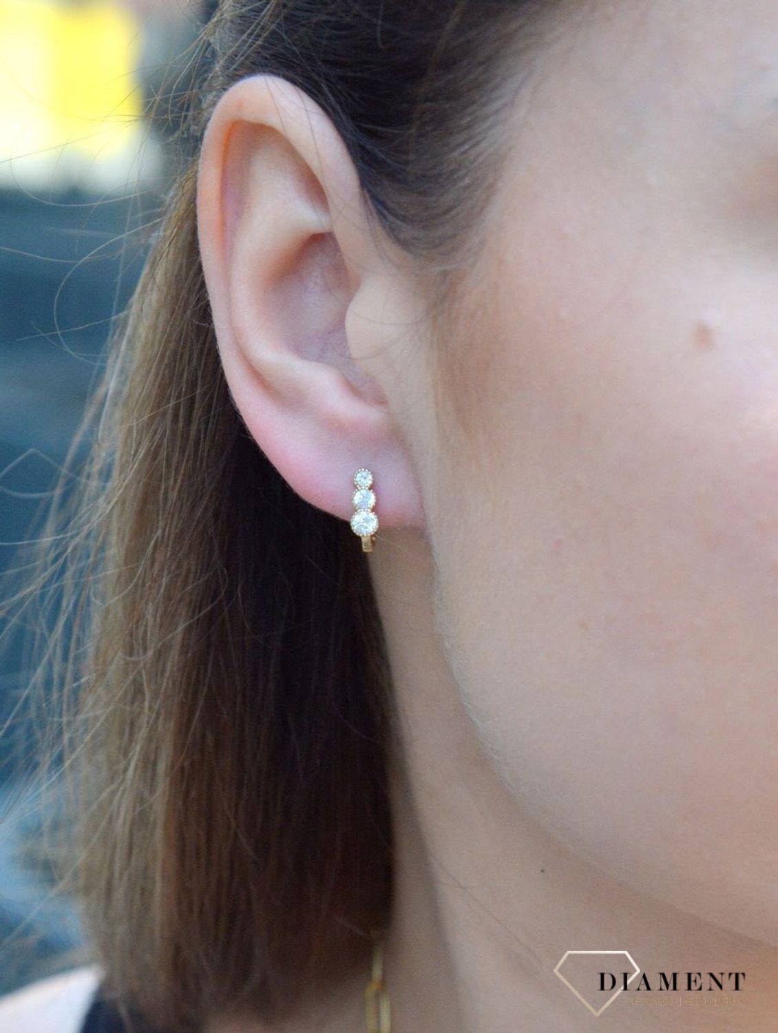 Złote kolczyki 333 z białą cyrkonią KL 10282 333. Śliczne kolczyki z kolekcji dziecięcej w kształcie trzech cyrkonii. Urocza biżuteria dla dzieci, świetnie pasująca na prezent z różnych okazji. Kolczyki sprawią radość małej mo.jpg